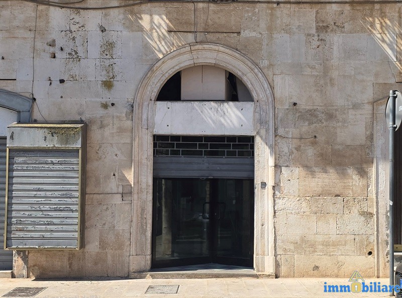 Locale in Piazza Simone